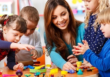 Femme jouant avec des enfants