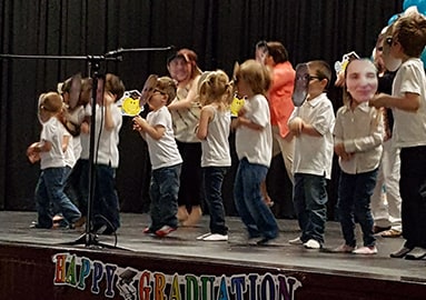 Enfants avec masques drôles